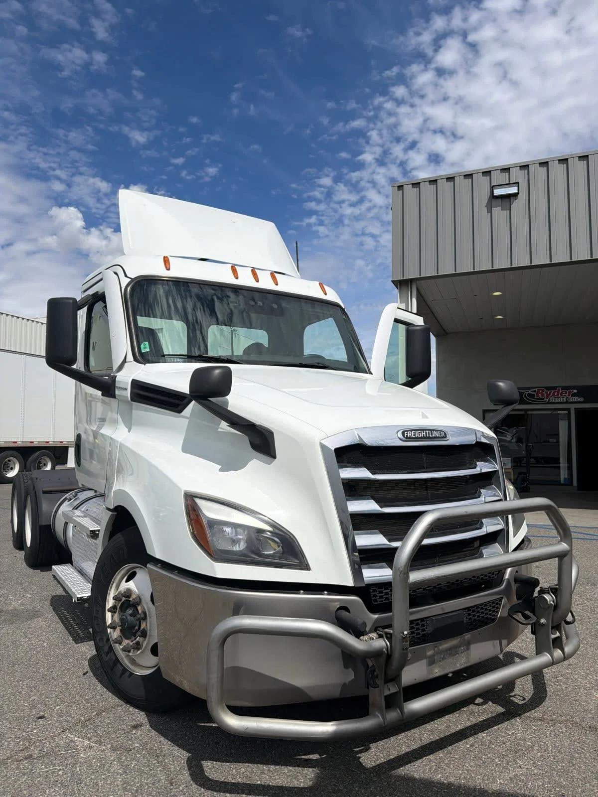 2021 Freightliner Cascadia in Pomona, CA — photo 3