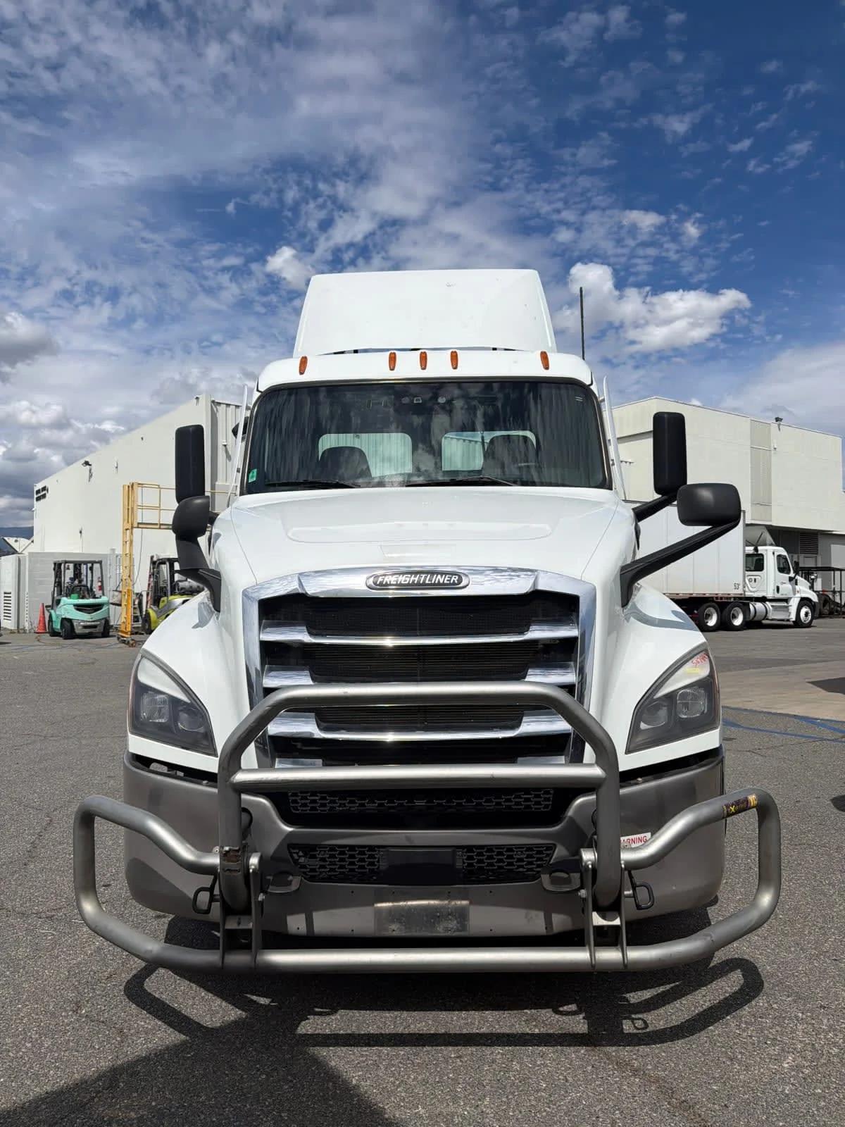 2021 Freightliner Cascadia in Pomona, CA — photo 2