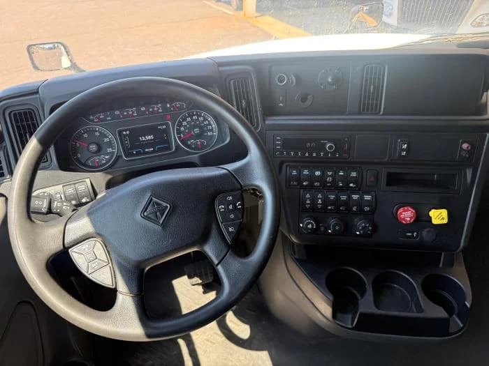 2022 International LT — photo 3