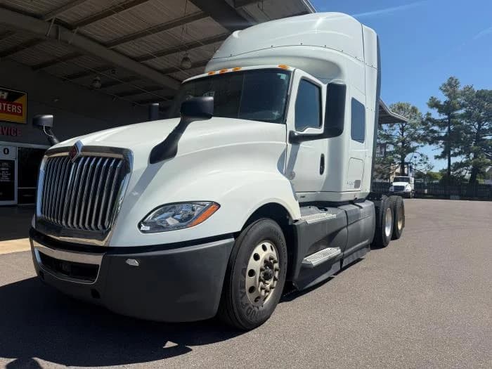 2022 International LT — photo 5