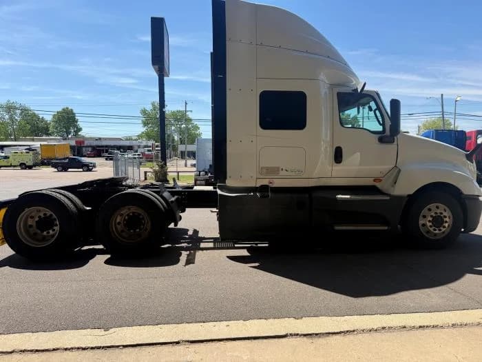 2022 International LT — photo 13