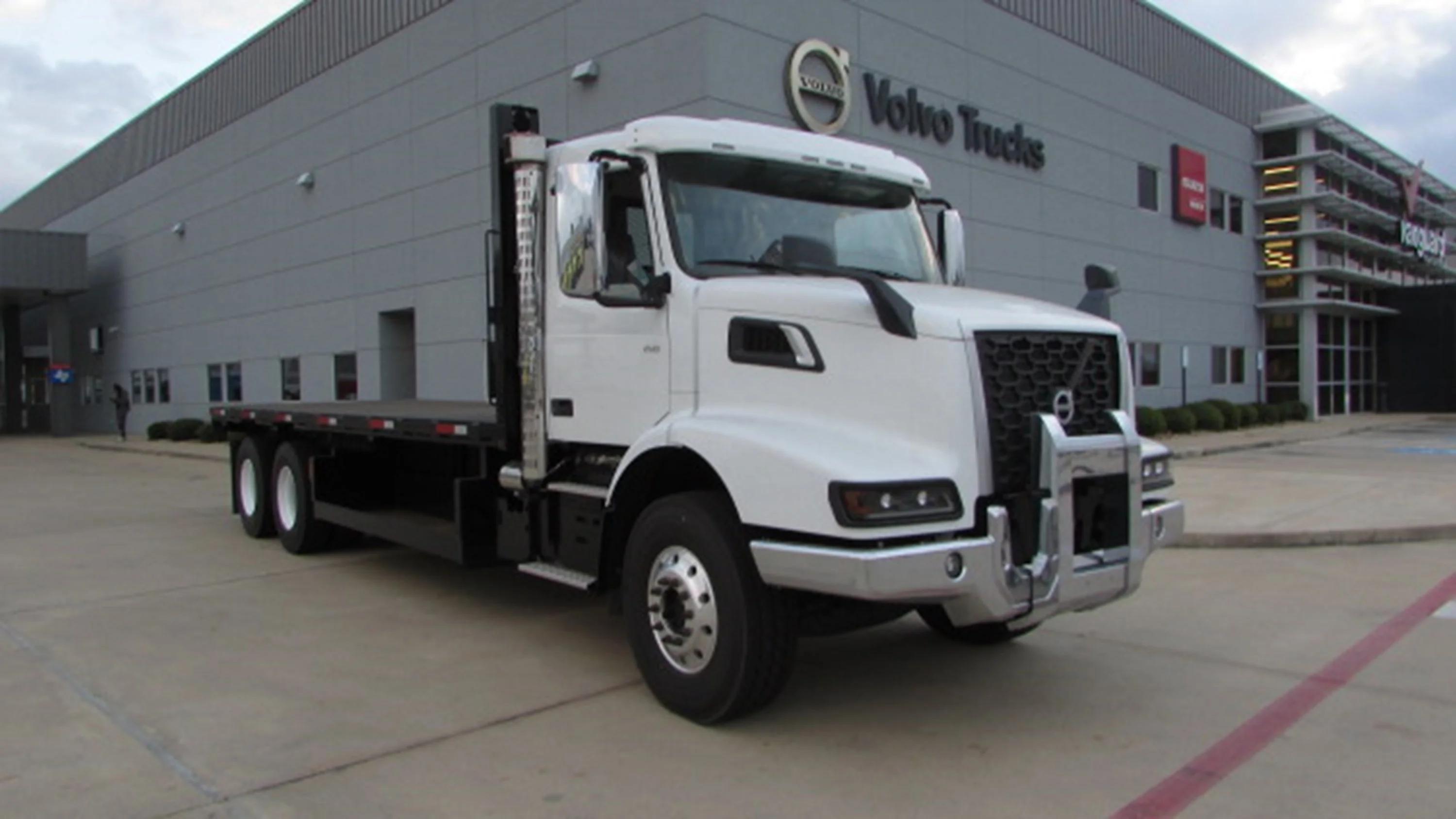 2025 Volvo in HOUSTON, TX — photo 2