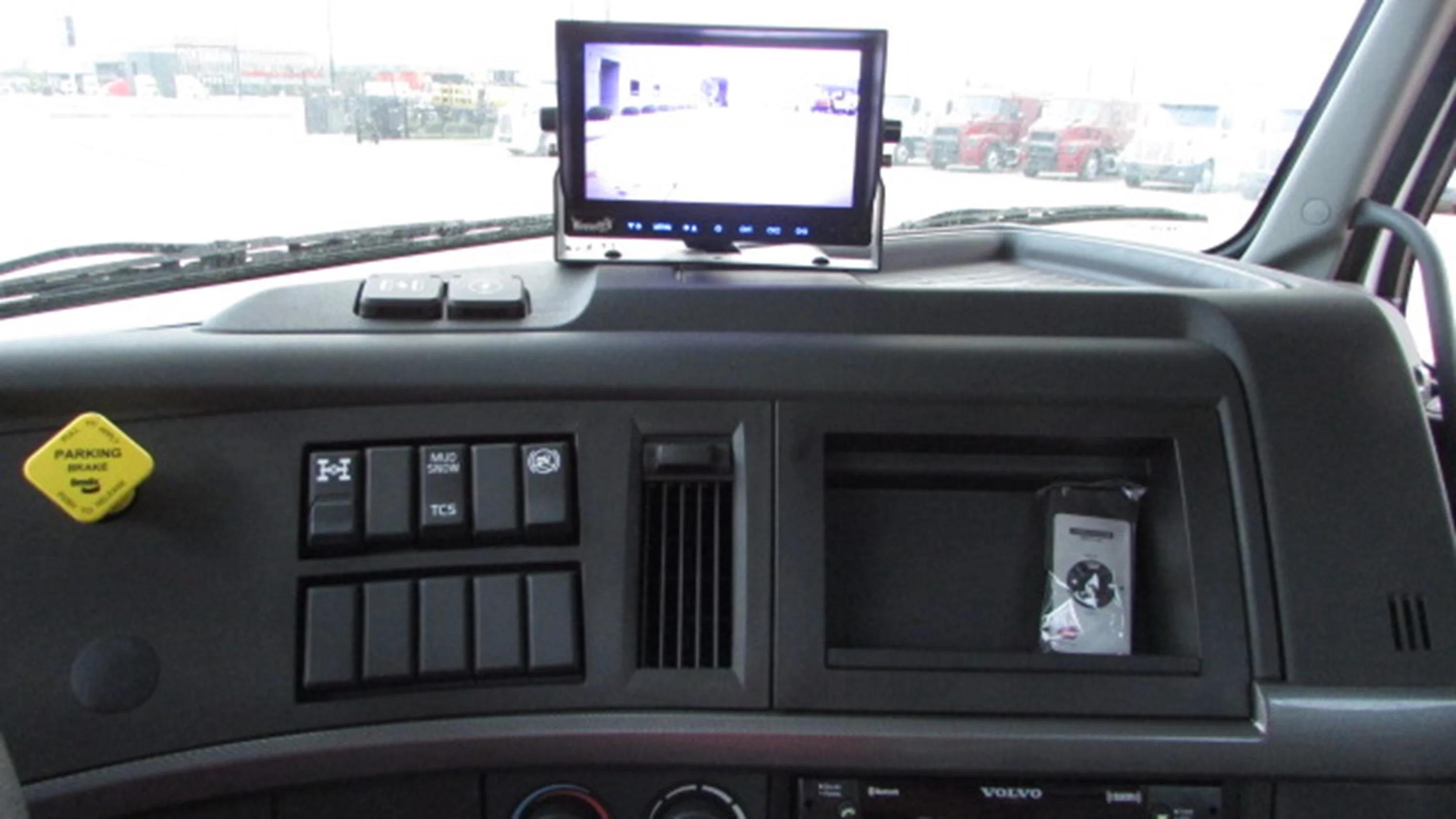 2025 Volvo in HOUSTON, TX — photo 16