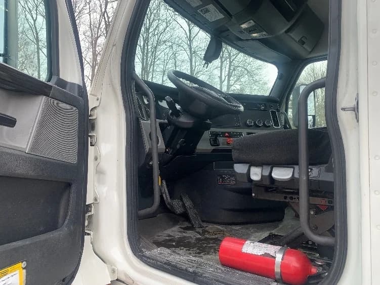 2019 Freightliner Cascadia in Franklin, MA — photo 9
