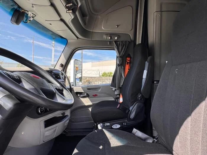 2021 Peterbilt 579 in Los Angeles, CA — photo 10