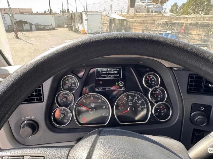 2021 Peterbilt 579 in Los Angeles, CA — photo 11