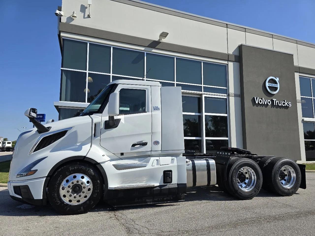 2026 Volvo VNL 300 in Toledo, OH — photo 3
