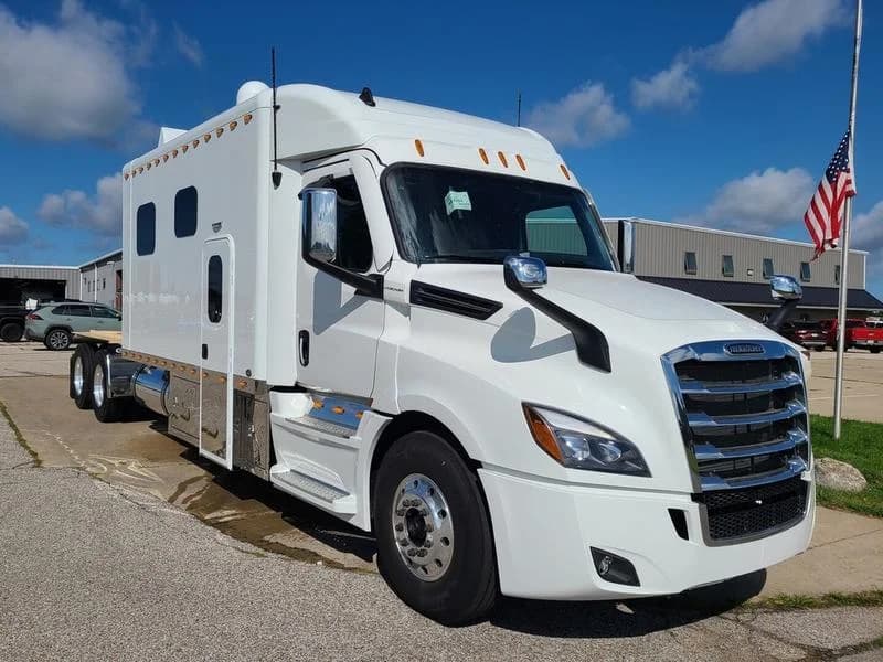 2026 Freightliner Cascadia in Columbus, OH — photo 4