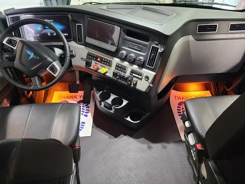 2026 Freightliner Cascadia in Columbus, OH — photo 12