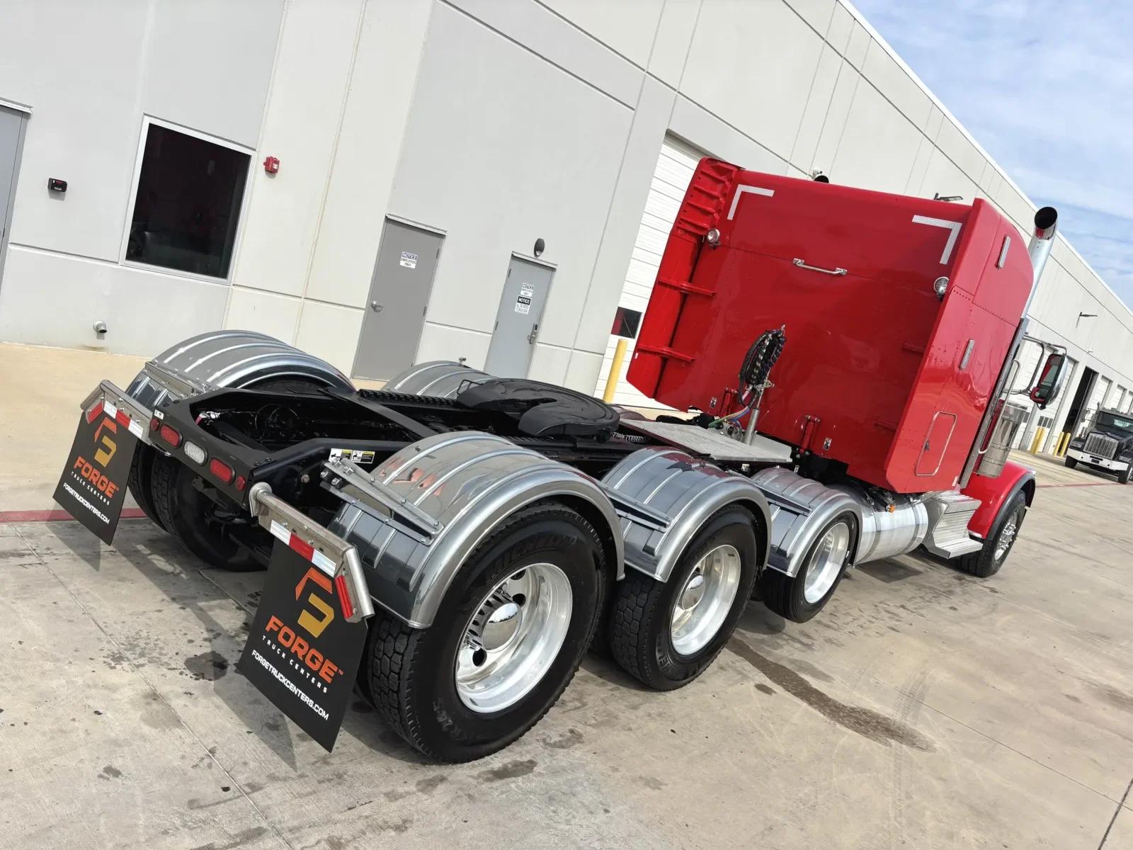 2024 Peterbilt 389 in Hutchins, TX — photo 11