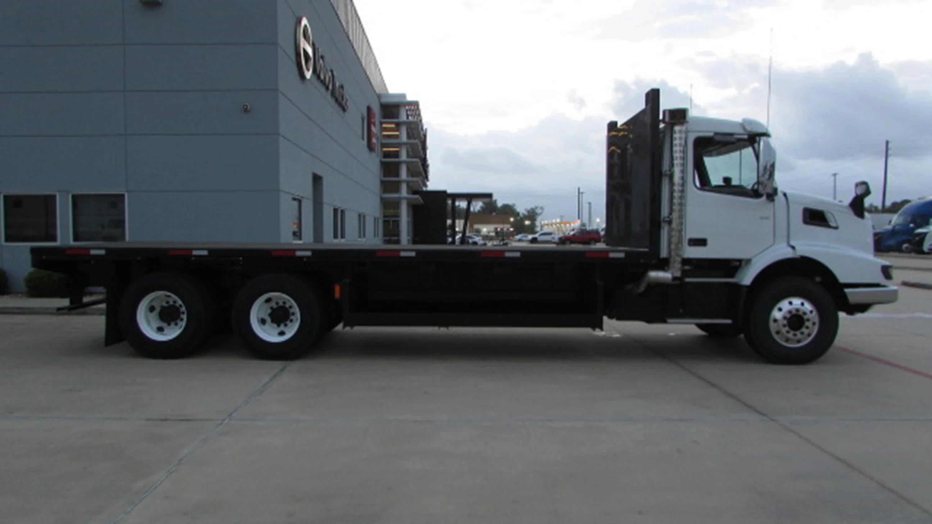 2025 Volvo in HOUSTON, TX — photo 3
