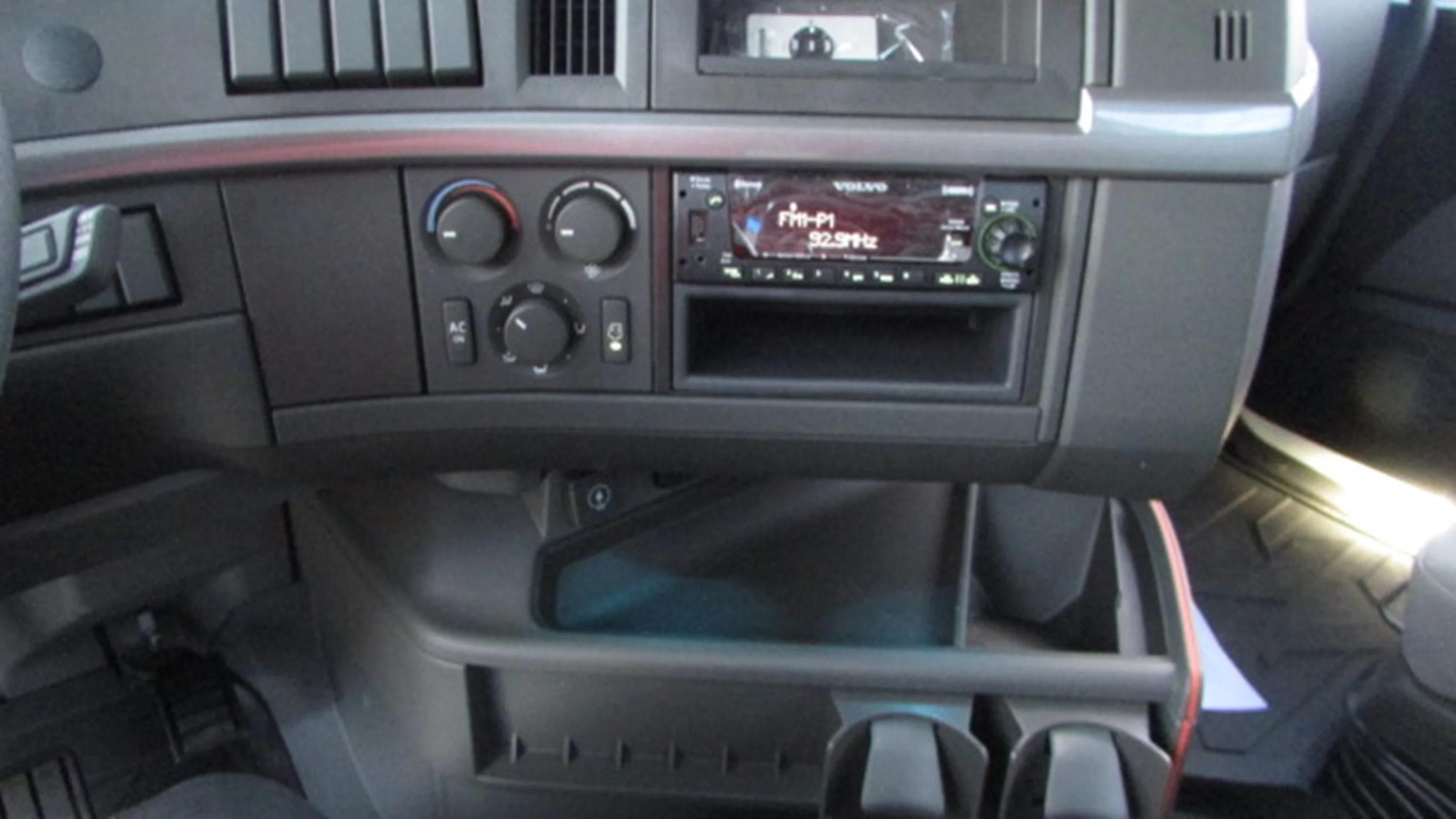 2025 Volvo in HOUSTON, TX — photo 16