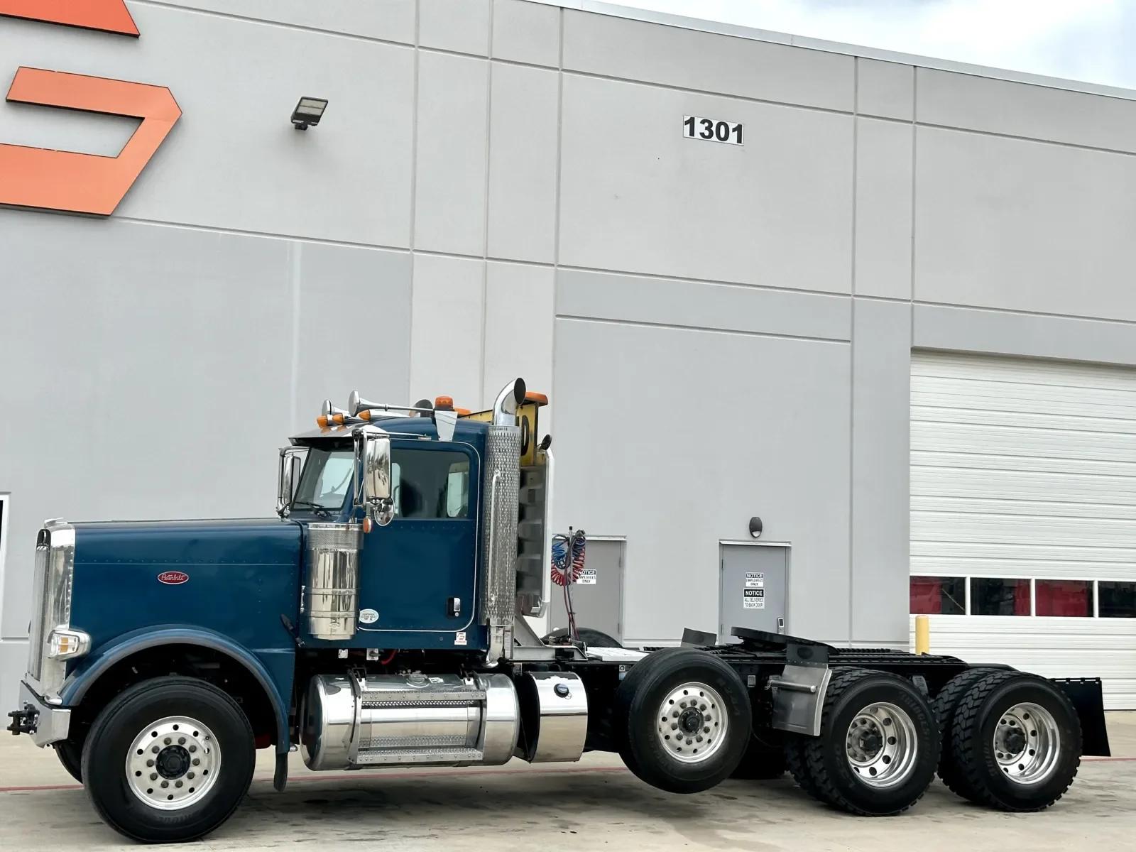 2022 Peterbilt 389 in Hutchins, TX — photo 2