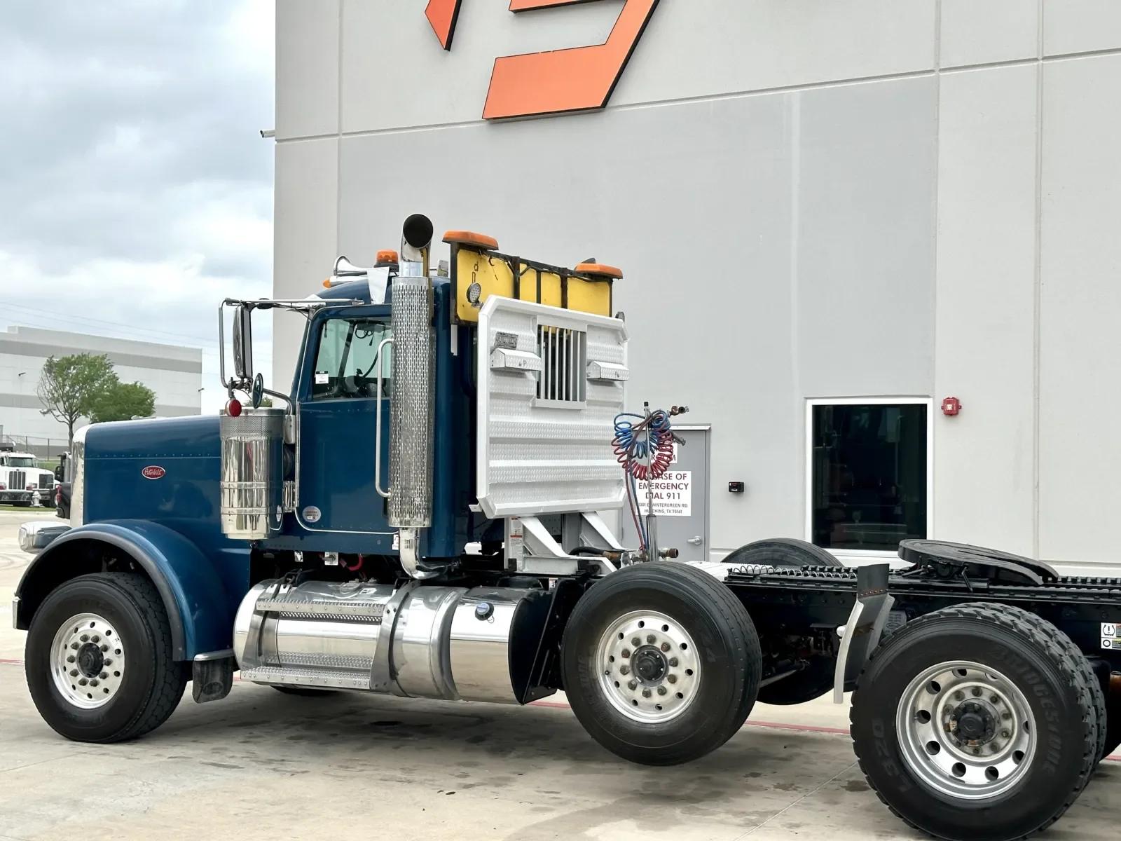 2022 Peterbilt 389 in Hutchins, TX — photo 8