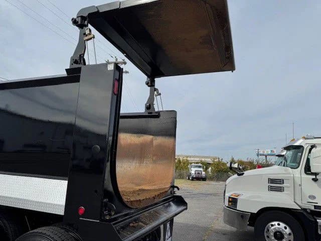 2025 Kenworth T880 in Indianapolis, IN — photo 15