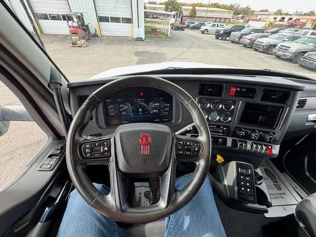 2025 Kenworth T880 in Indianapolis, IN — photo 22