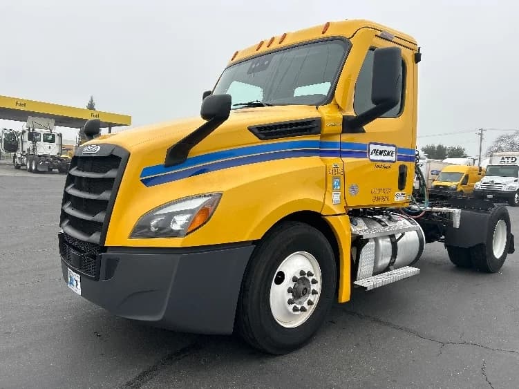 2022 Freightliner Cascadia in Sacramento, CA — photo 3