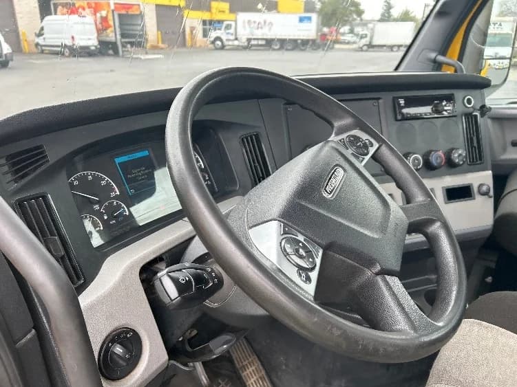 2022 Freightliner Cascadia in Sacramento, CA — photo 10