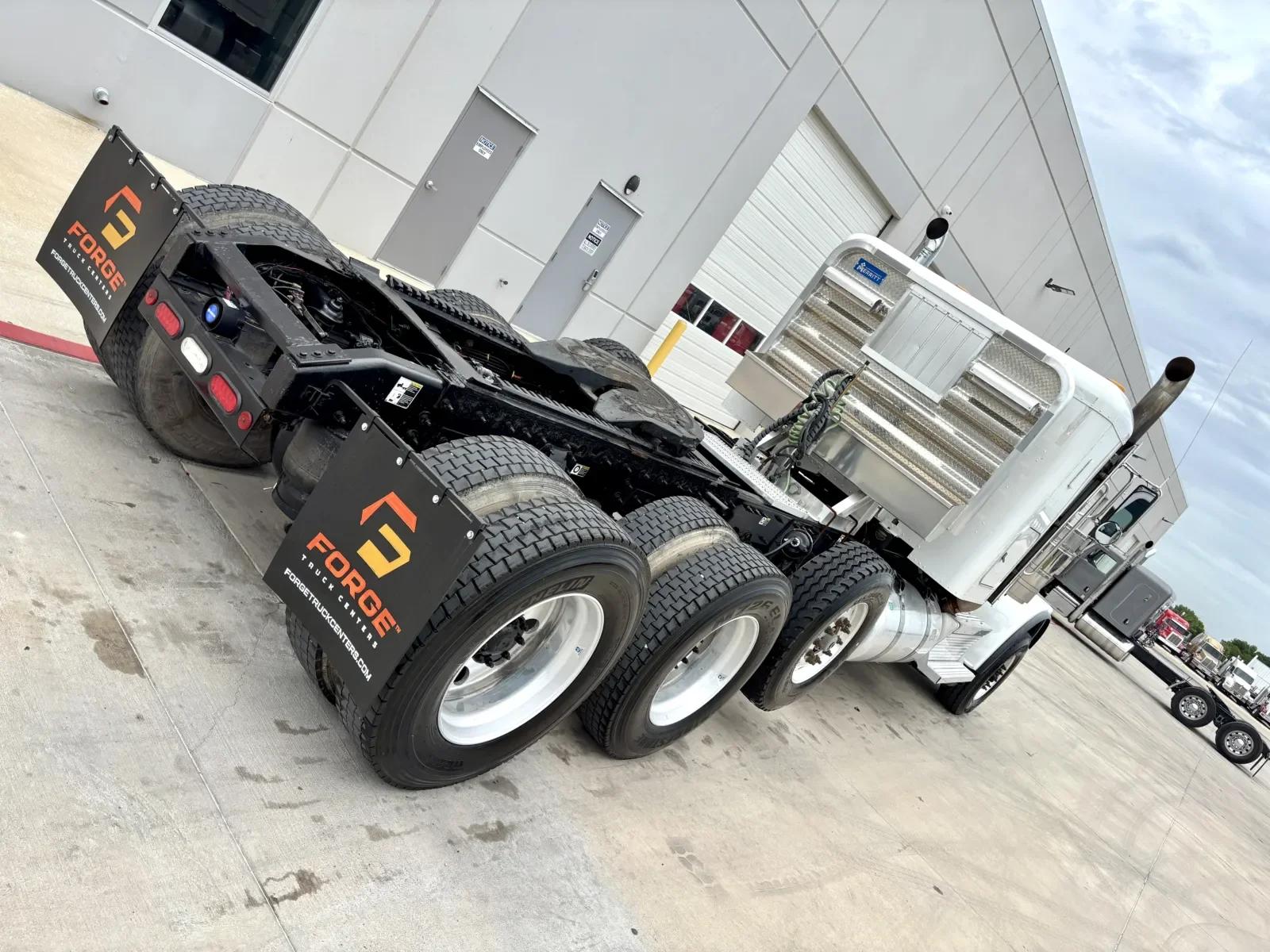 2021 Peterbilt 389 in Hutchins, TX — photo 11
