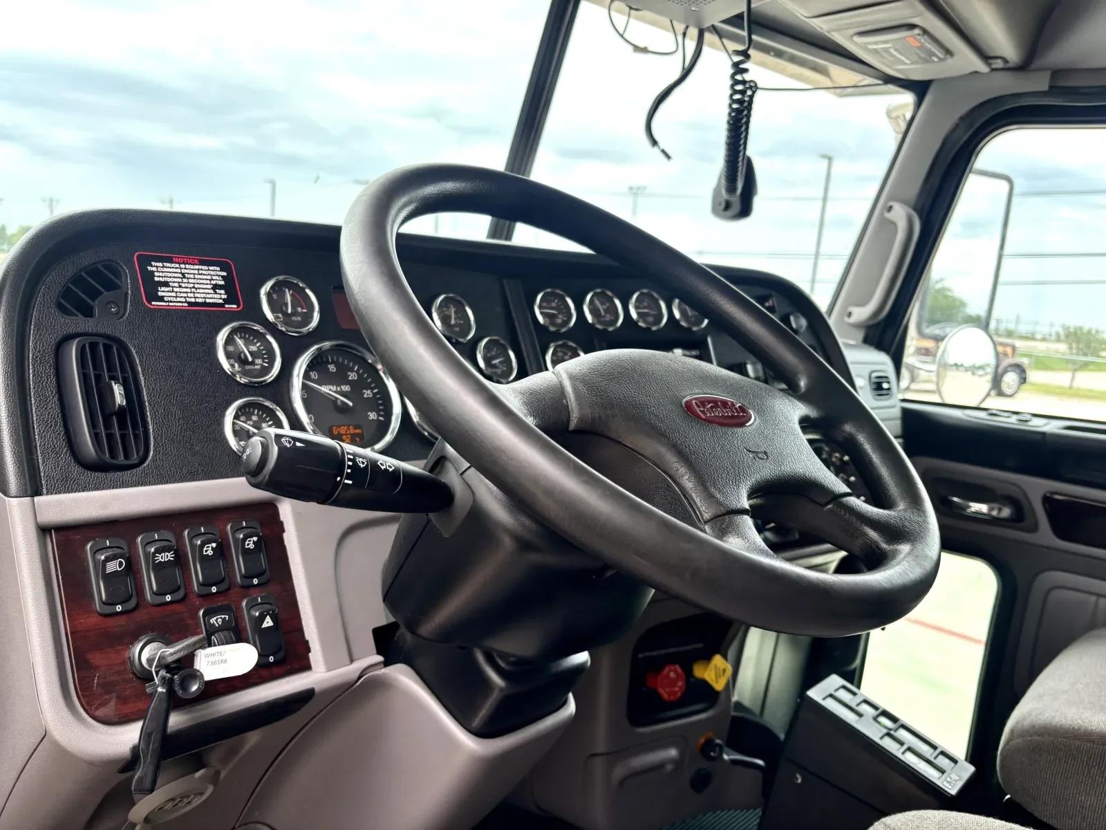 2021 Peterbilt 389 in Hutchins, TX — photo 15