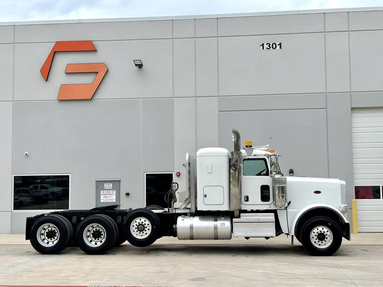 2021 Peterbilt 389 in Hutchins, TX — photo 3