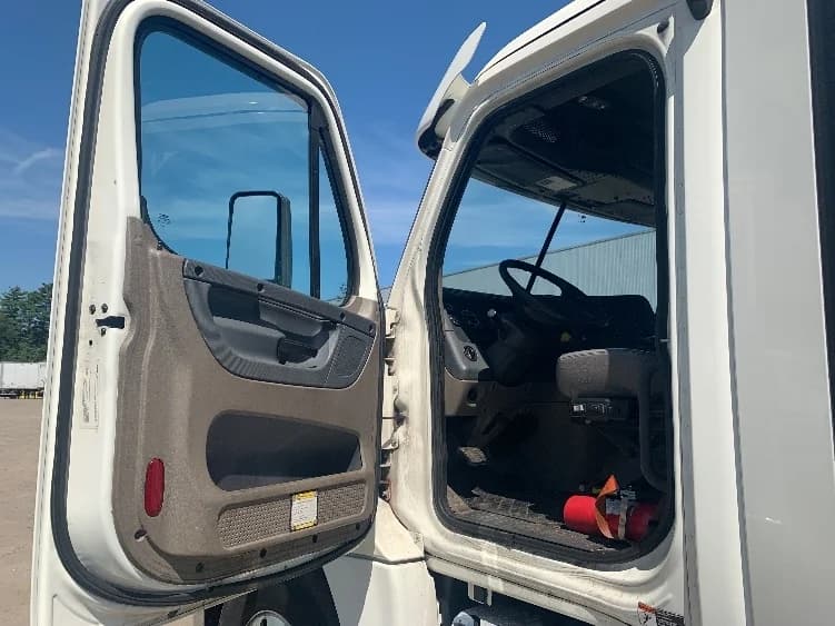 2019 Freightliner Cascadia in Franklin, MA — photo 9