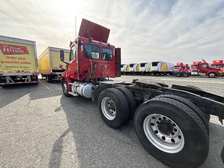 2019 Freightliner Cascadia in Edison, NJ — photo 5