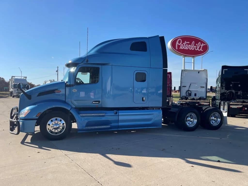 2023 Peterbilt 579 in Lowell, AR — photo 2