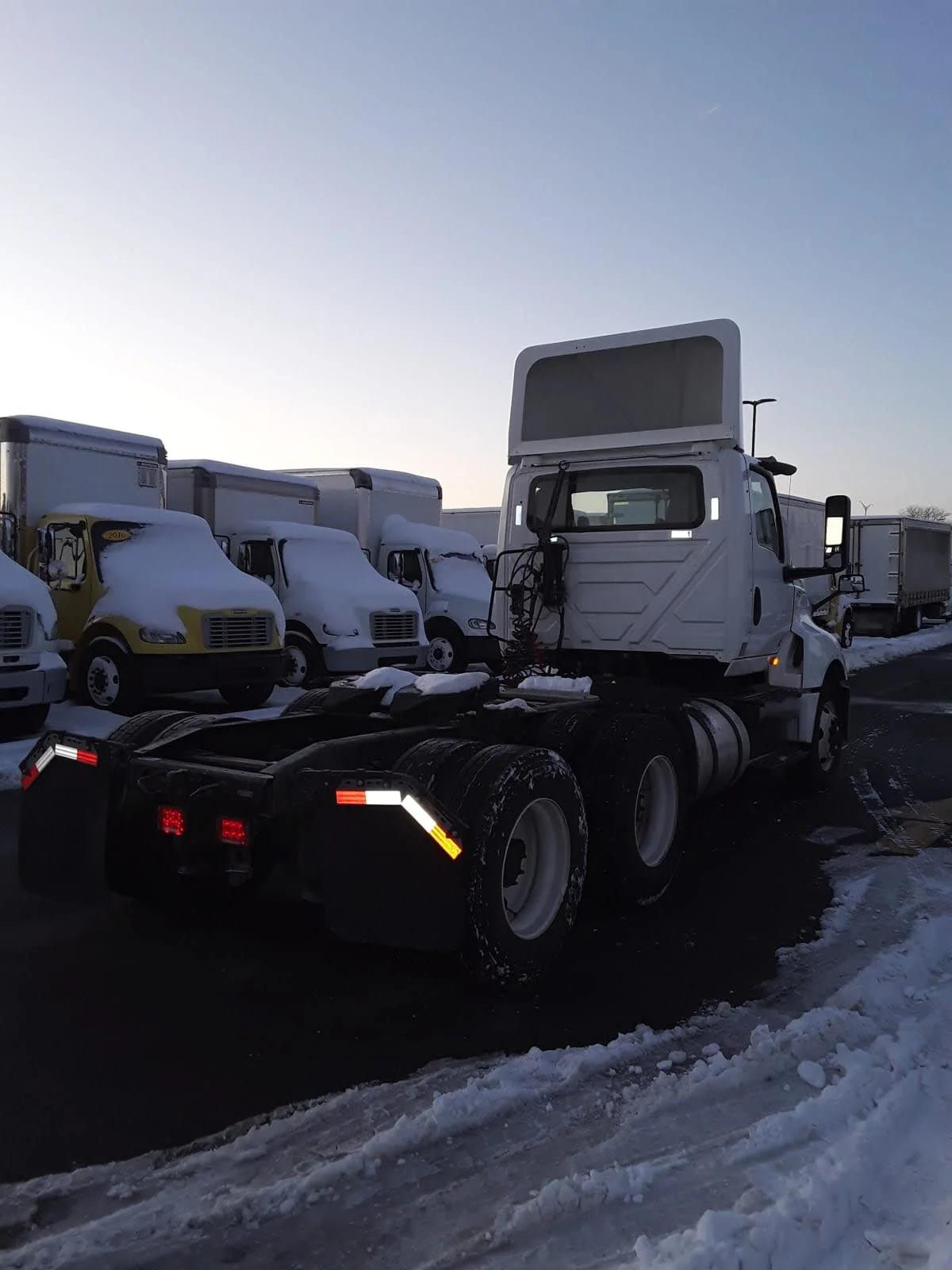 2019 International LT in Bolingbrook, IL — photo 4