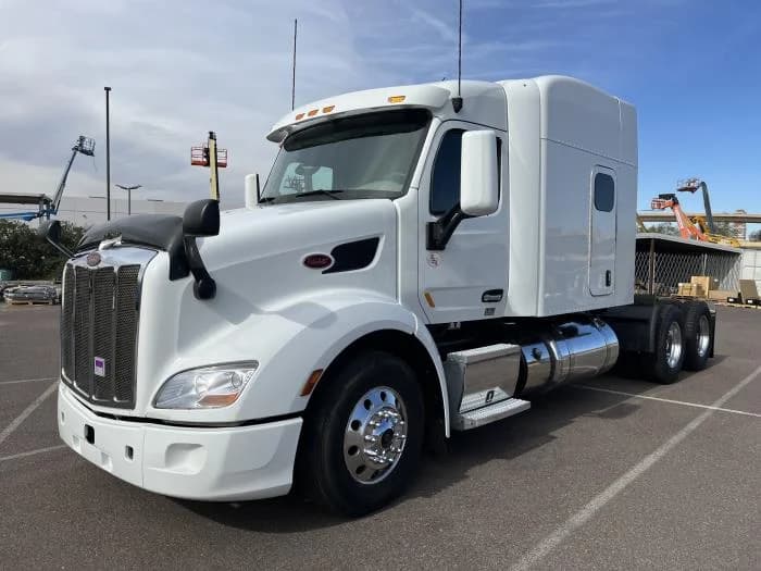 2022 Peterbilt 579 in Phoenix, AZ — photo 2