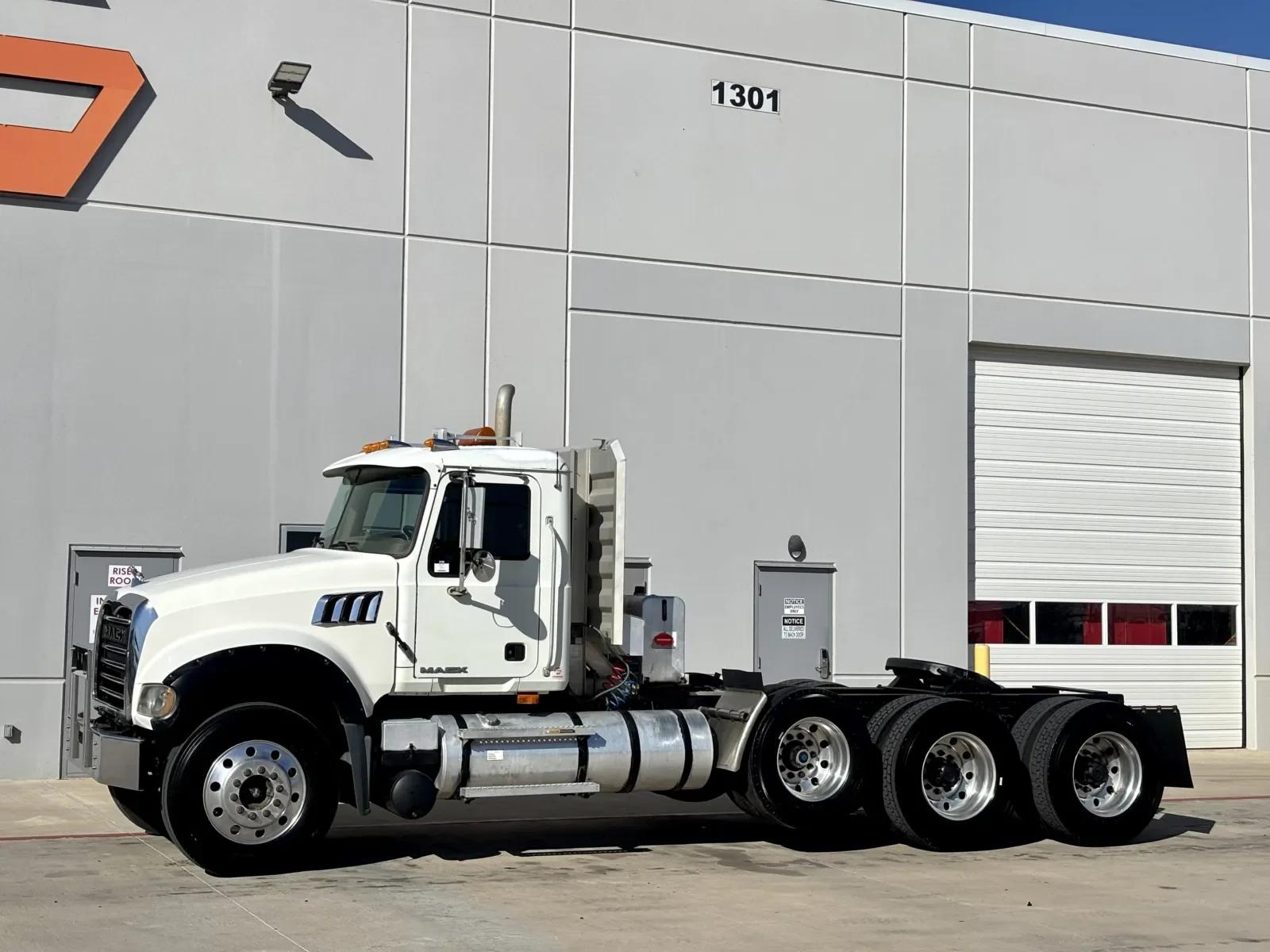 2010 Mack Granite in Hutchins, TX — photo 2