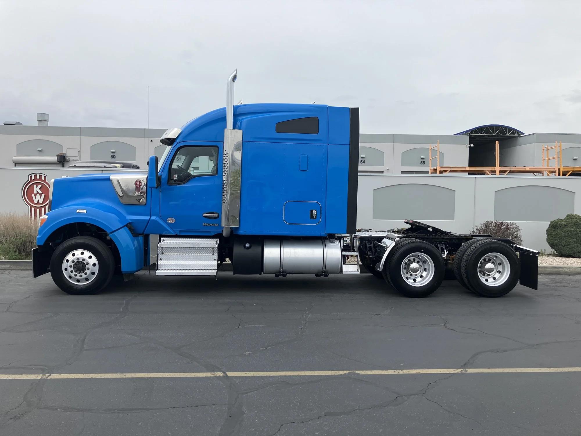 2022 Kenworth W990