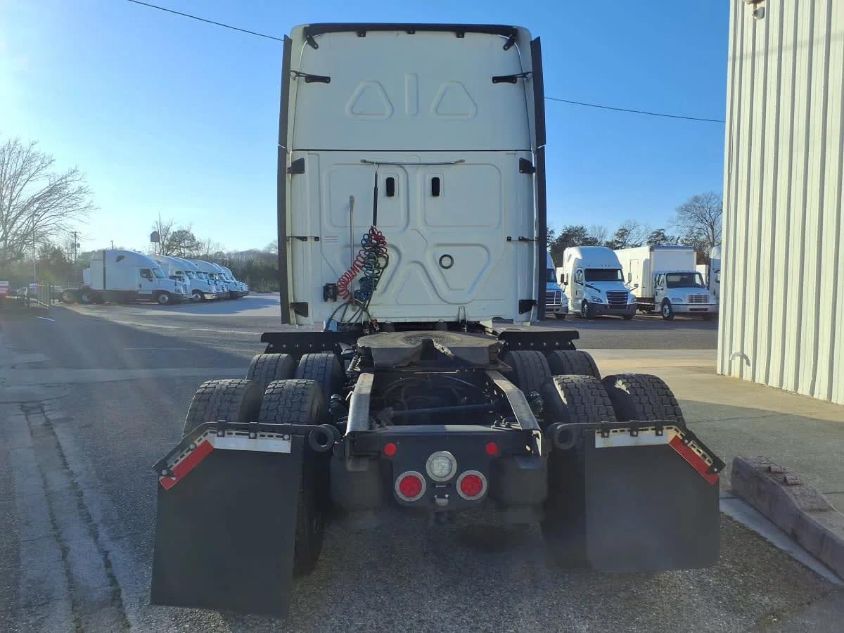 2020 Freightliner Cascadia in Knoxville, TN — photo 5