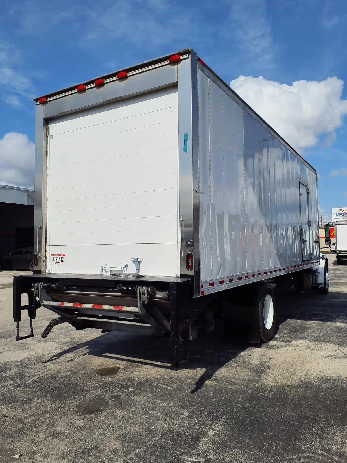 2019 Freightliner M2 106 in Miami, FL — photo 4