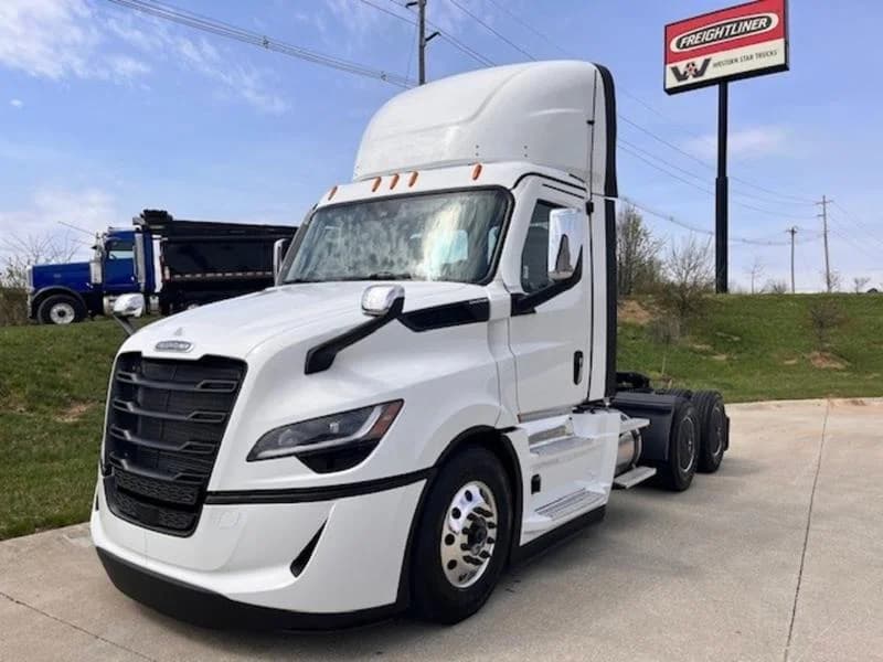 2027 Freightliner Cascadia in Cincinnati, OH — photo 12