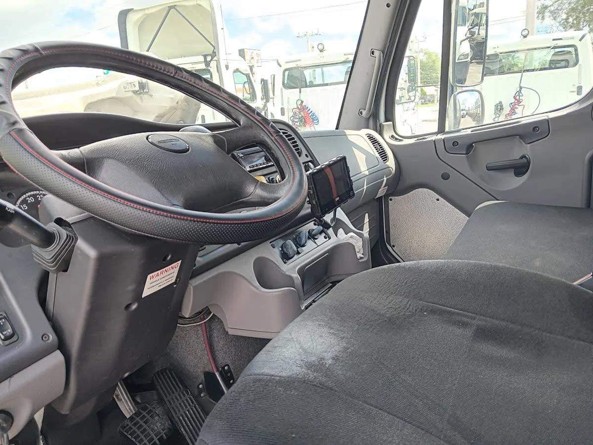2018 Freightliner M2 106 in Miami, FL — photo 8