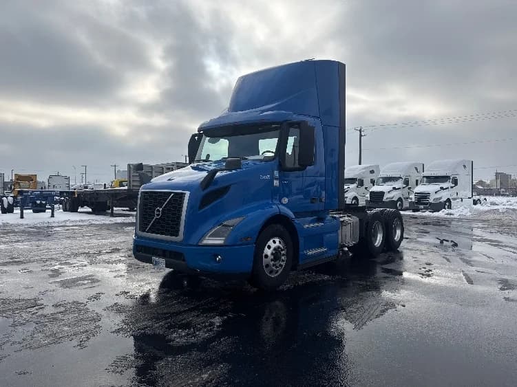 2020 Volvo VNR 640 in La Porte, IN — photo 3
