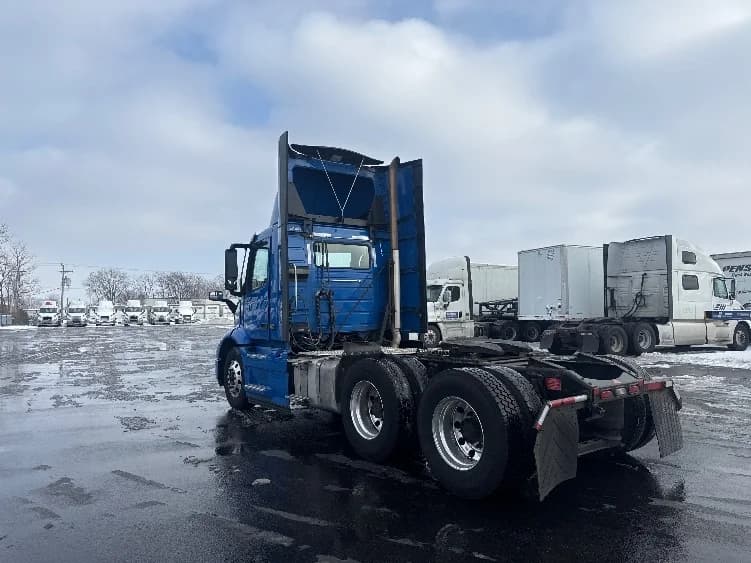 2020 Volvo VNR 640 in La Porte, IN — photo 5