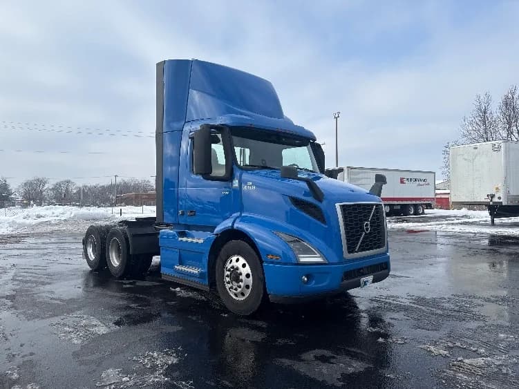 2020 Volvo VNR 640 in La Porte, IN