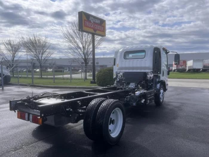 2025 Isuzu NRR in Dayton, OH — photo 7