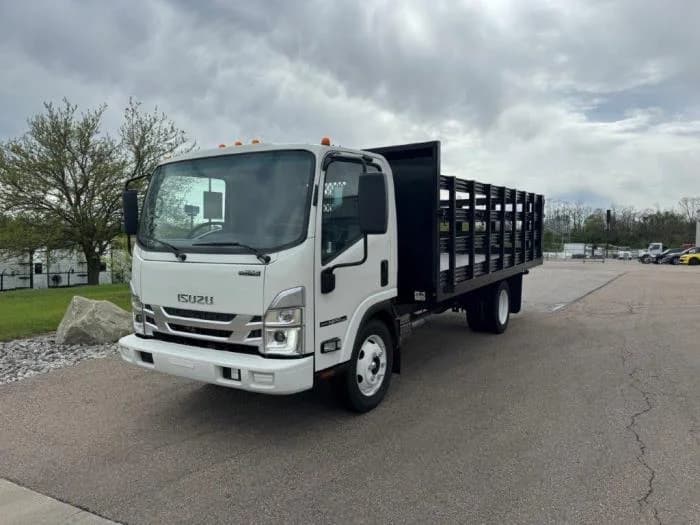 2025 Isuzu NRR in Dayton, OH — photo 2