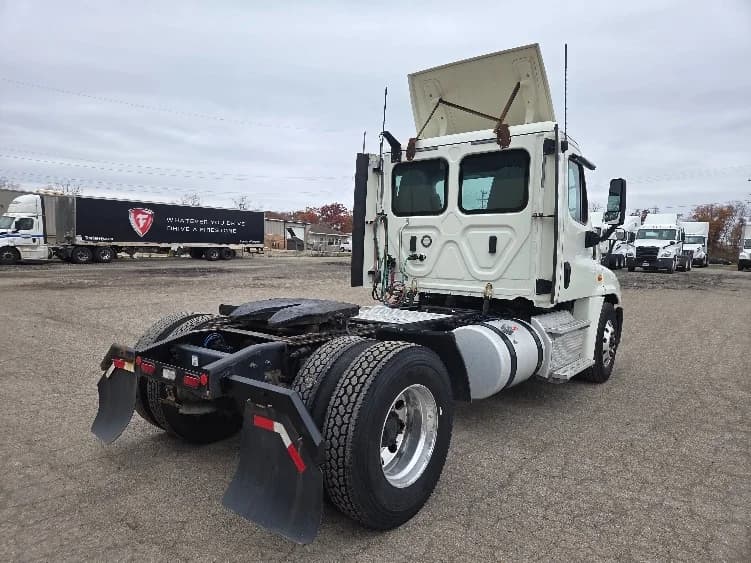 2019 Freightliner Cascadia in Lansing, MI — photo 7