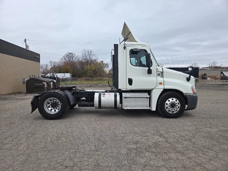2019 Freightliner Cascadia in Lansing, MI — photo 8