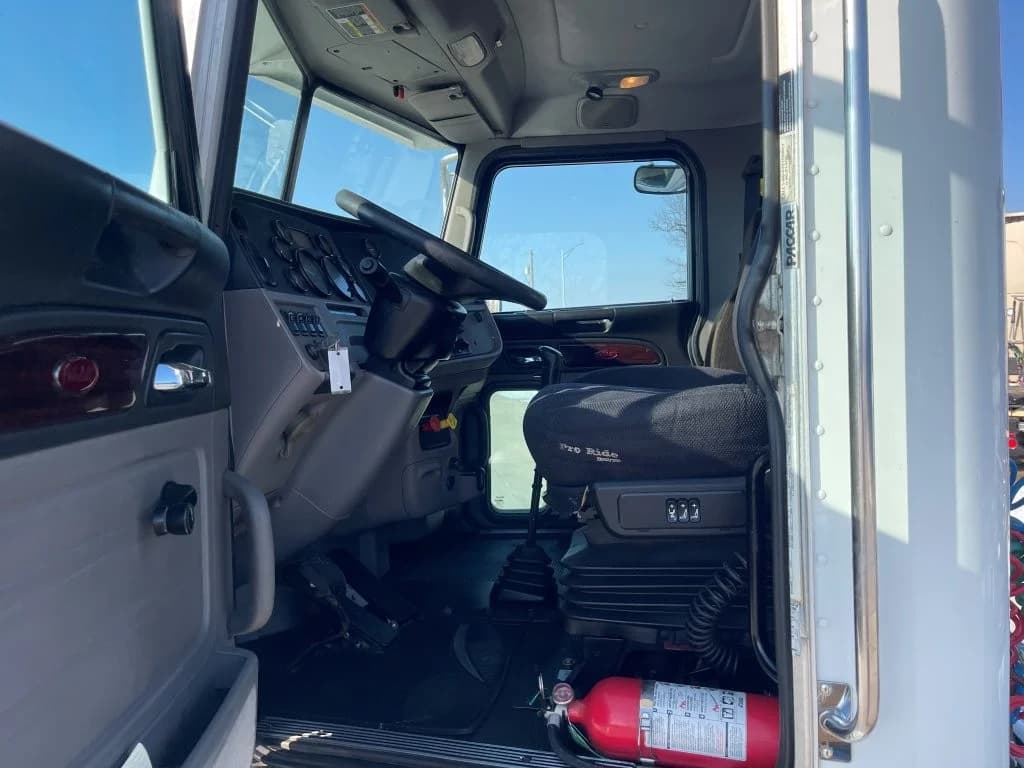 2014 Peterbilt 365 in Portland, OR — photo 10