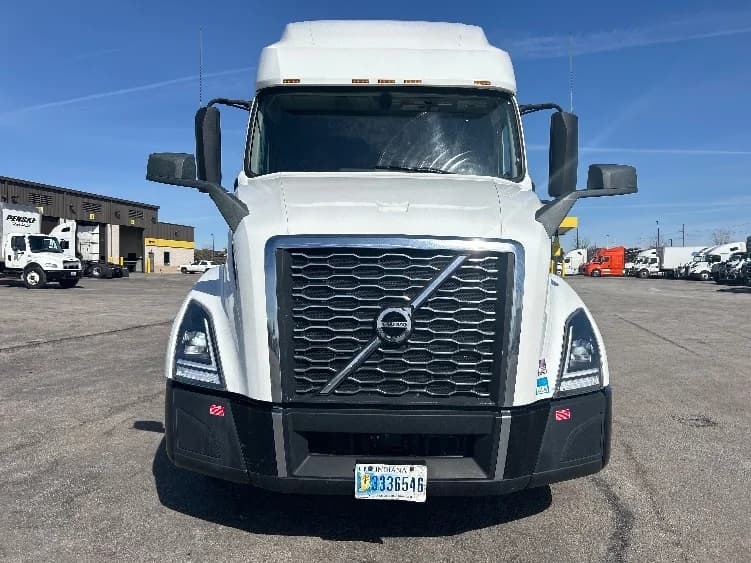2023 Volvo VNL 760 in Davenport, IA — photo 2