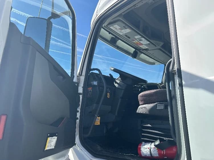 2023 Volvo VNL 760 in Davenport, IA — photo 9