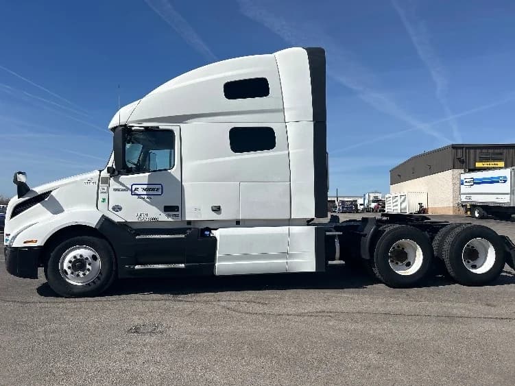 2023 Volvo VNL 760 in Davenport, IA — photo 4