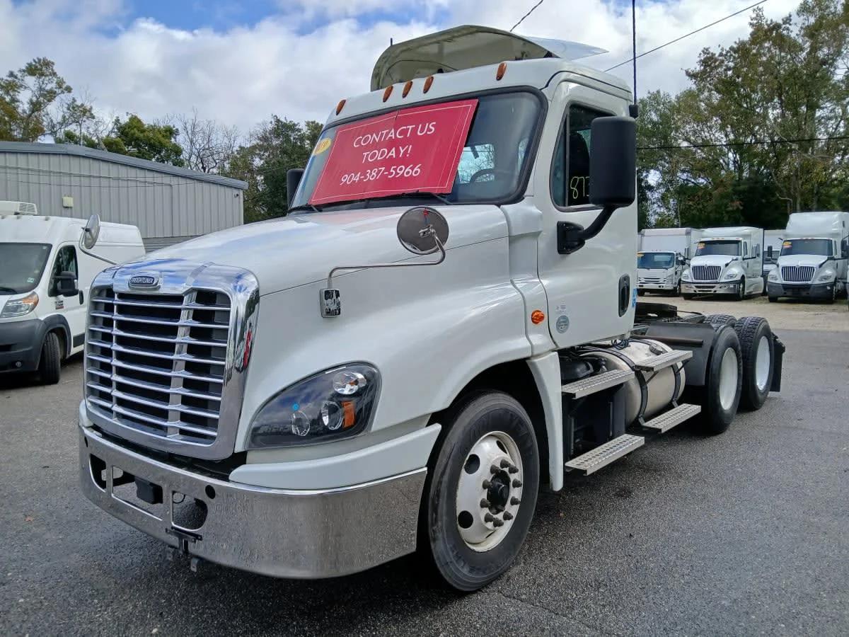 2019 Freightliner Cascadia in Jacksonville, FL — photo 2