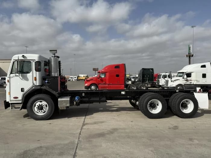 2025 Peterbilt 520 in Laredo, TX — photo 3