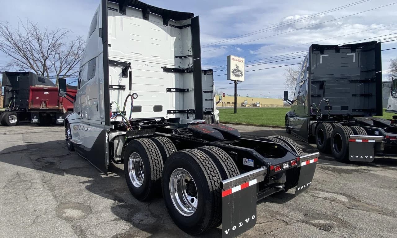 2027 Volvo VNL 860 in Syracuse, NY — photo 4